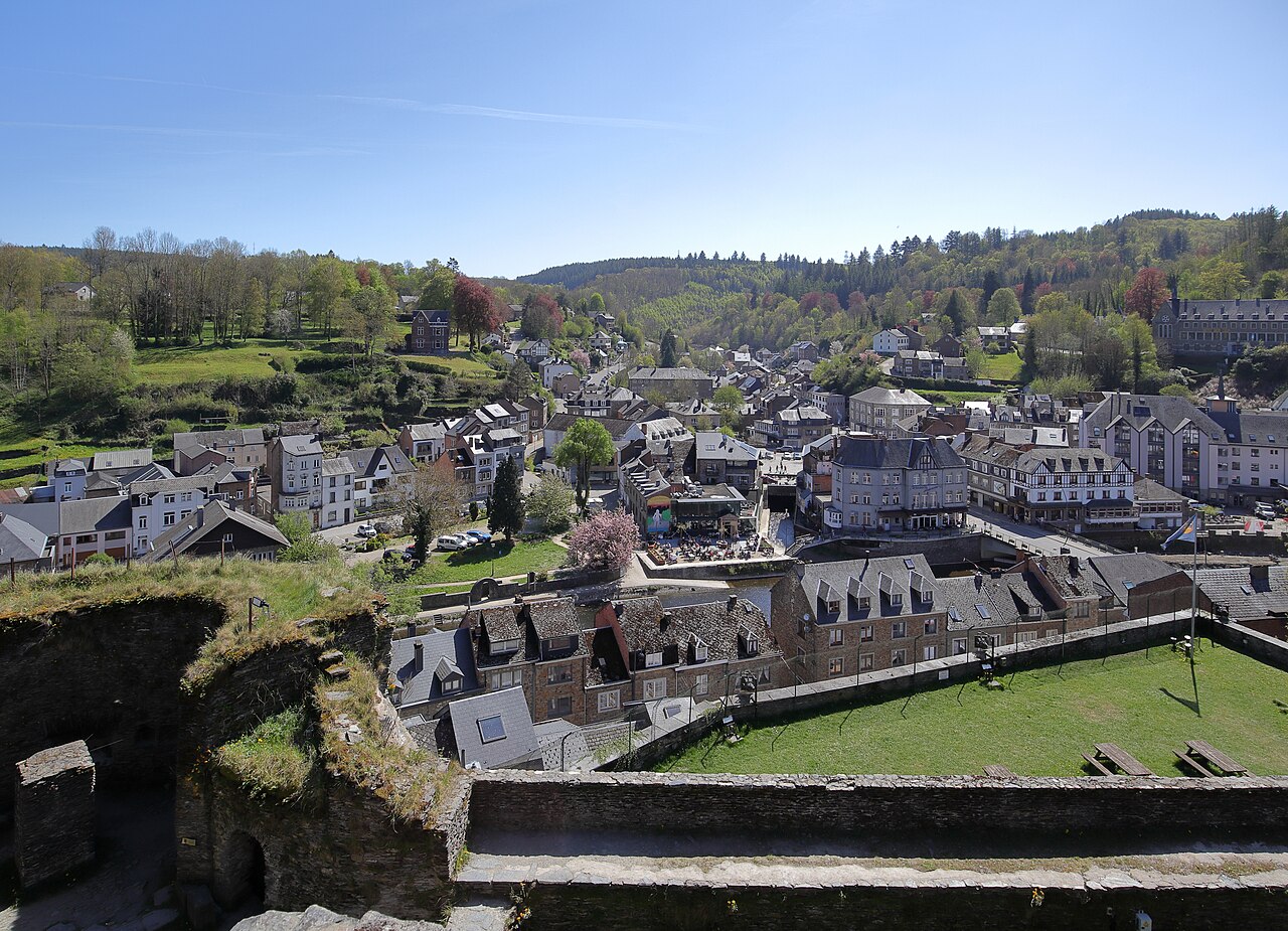 Vallée ardennaise en Belgique, collines boisées et rivière