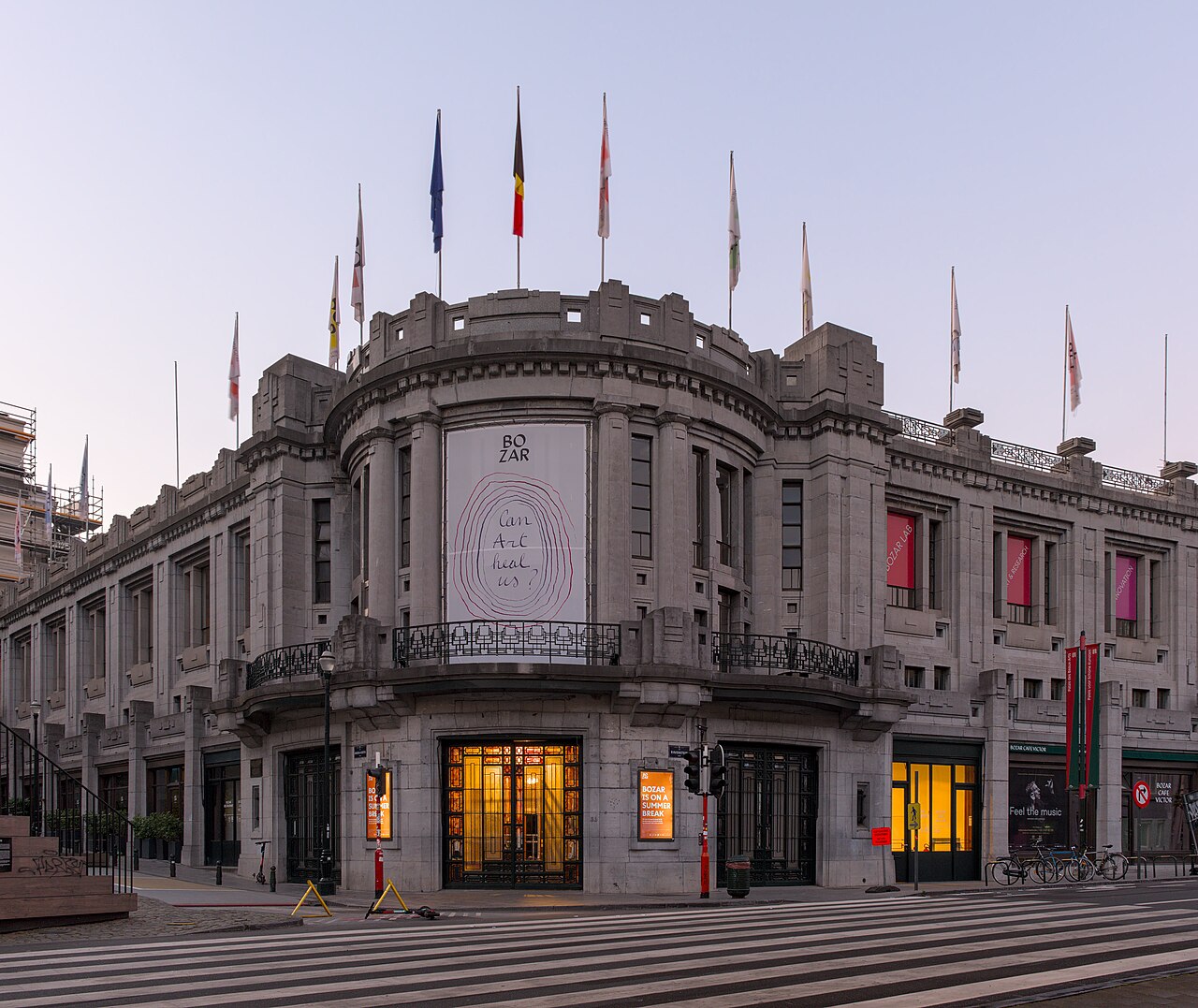 Façade du Palais des Beaux-Arts (Bozar) à Bruxelles au crépuscule