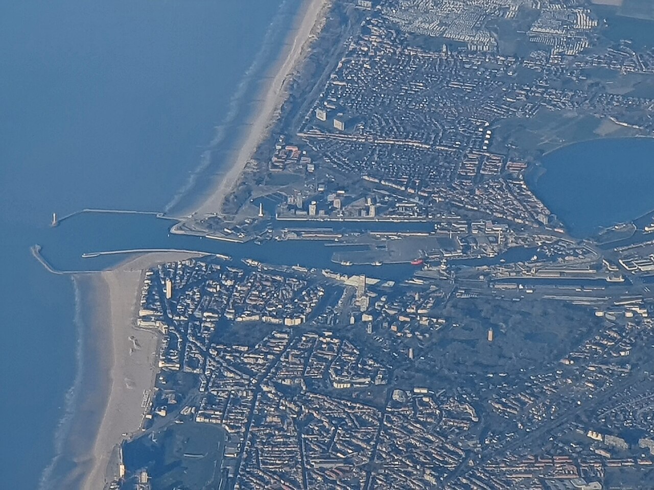 Port d’Ostende vu du ciel, bassins et mer du Nord